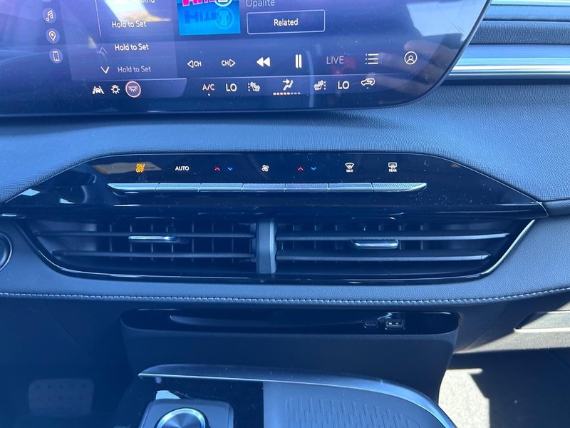 GMC Acadia Vehicle Full-screen Gallery Image 17