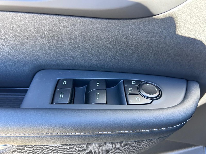 GMC Acadia Vehicle Full-screen Gallery Image 19