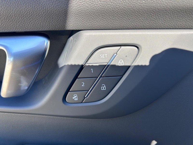 GMC Acadia Vehicle Full-screen Gallery Image 20