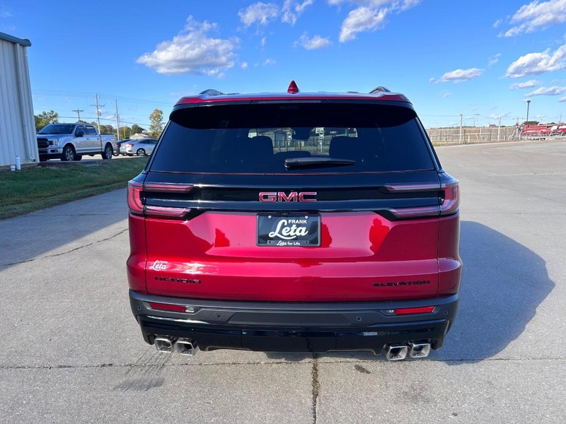 GMC Acadia Vehicle Full-screen Gallery Image 4