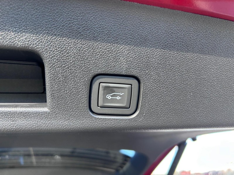 GMC Acadia Vehicle Full-screen Gallery Image 6