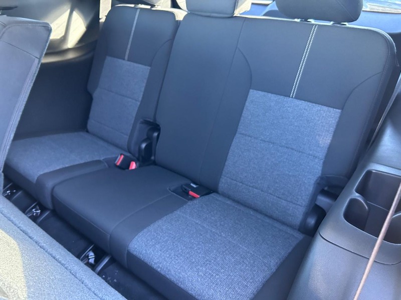 GMC Acadia Vehicle Full-screen Gallery Image 8