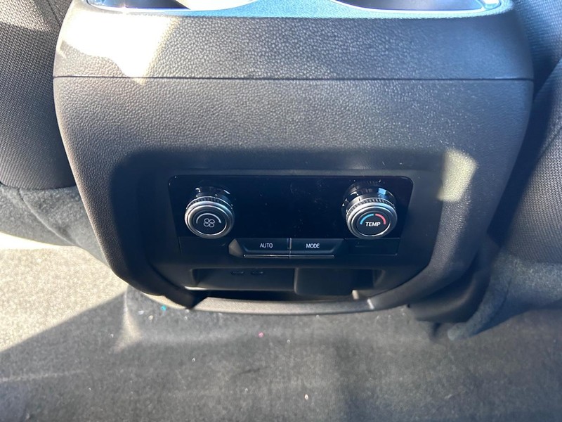 GMC Acadia Vehicle Full-screen Gallery Image 10