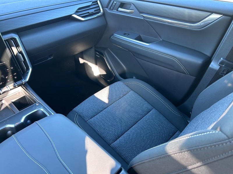 GMC Acadia Vehicle Full-screen Gallery Image 18