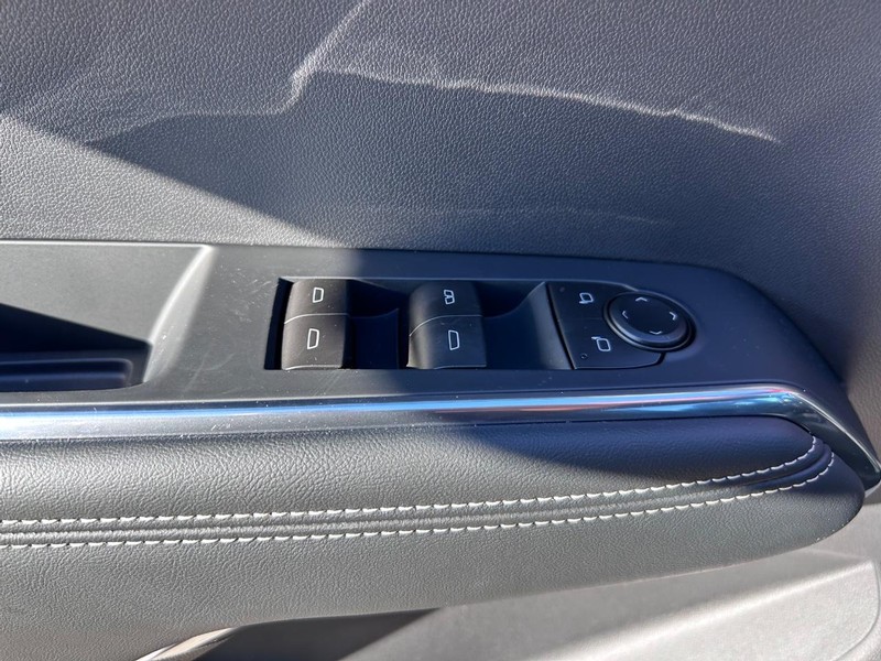 GMC Acadia Vehicle Full-screen Gallery Image 19