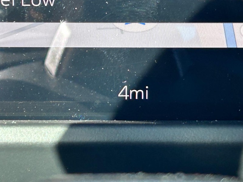 GMC Acadia Vehicle Full-screen Gallery Image 21