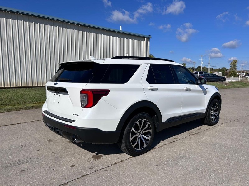 Ford Explorer Vehicle Full-screen Gallery Image 3