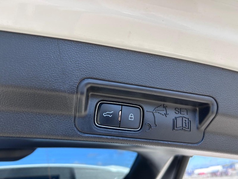 Ford Explorer Vehicle Full-screen Gallery Image 6