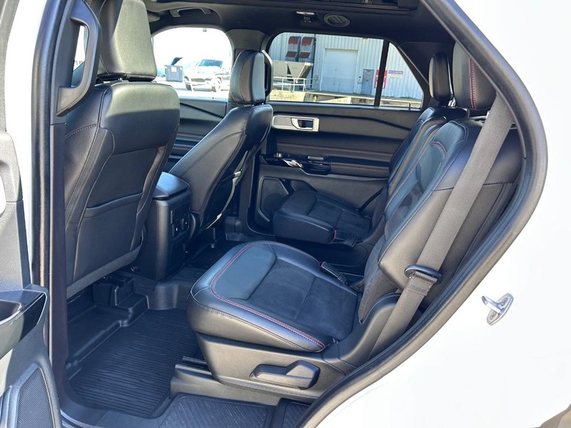 Ford Explorer Vehicle Full-screen Gallery Image 9