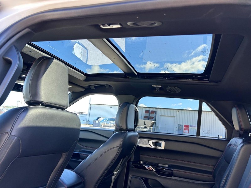 Ford Explorer Vehicle Full-screen Gallery Image 10