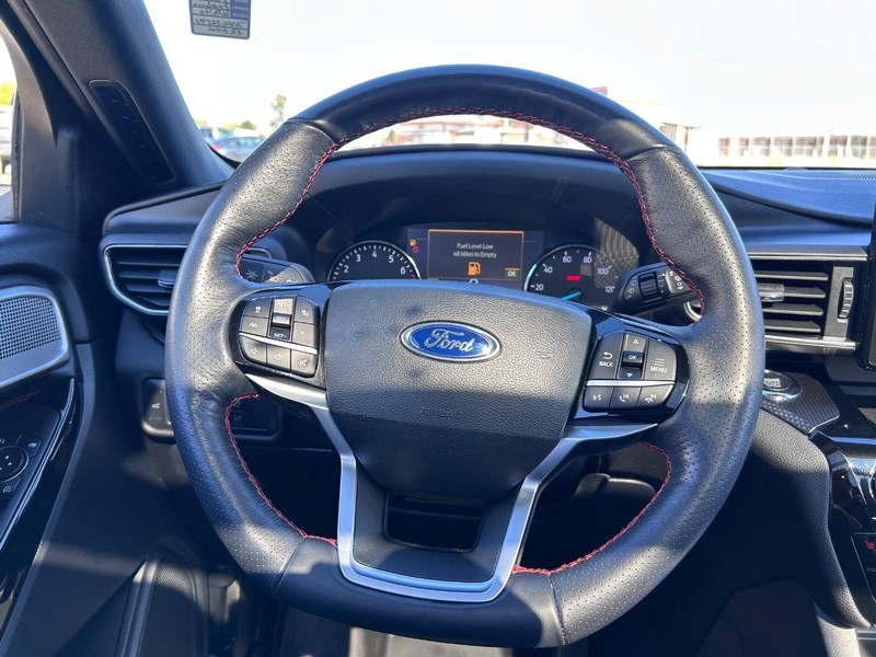 Ford Explorer Vehicle Full-screen Gallery Image 12