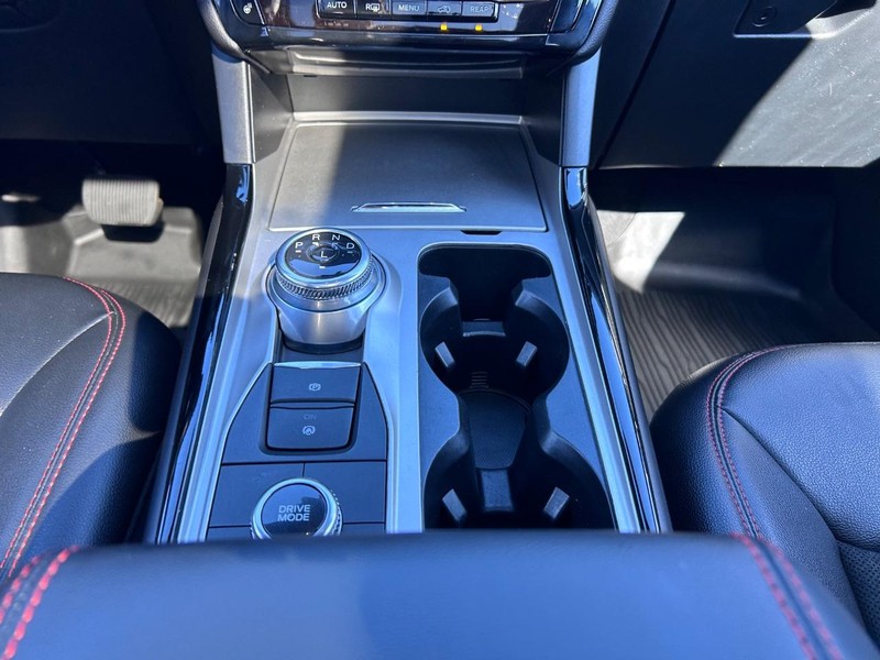 Ford Explorer Vehicle Full-screen Gallery Image 17