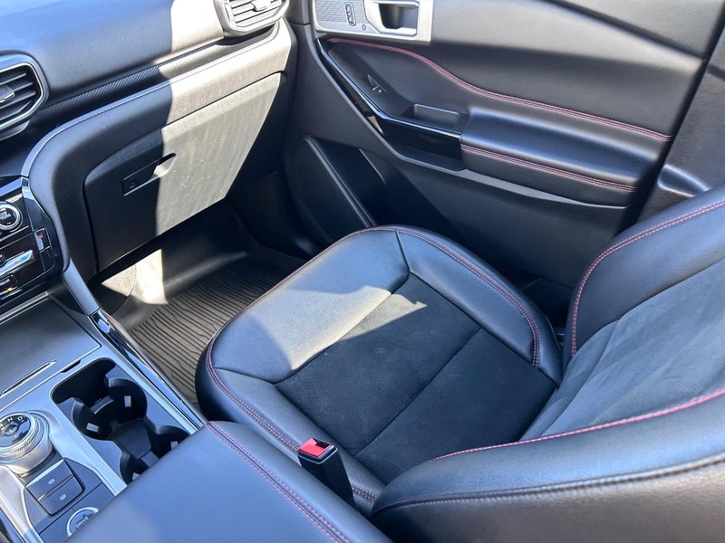 Ford Explorer Vehicle Full-screen Gallery Image 18