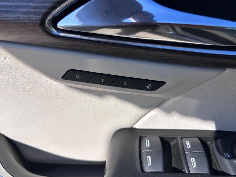 Buick Envision Vehicle Full-screen Gallery Image 19