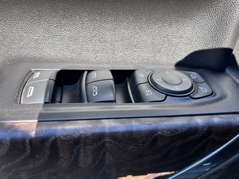 GMC Sierra 1500 Vehicle Full-screen Gallery Image 15