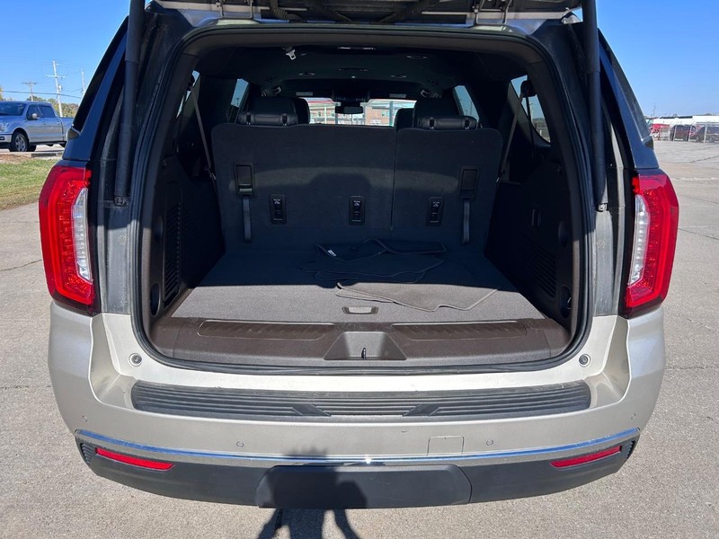 GMC Yukon XL Vehicle Full-screen Gallery Image 5