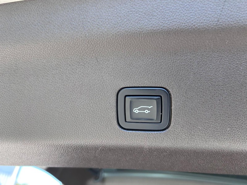 GMC Yukon XL Vehicle Full-screen Gallery Image 6