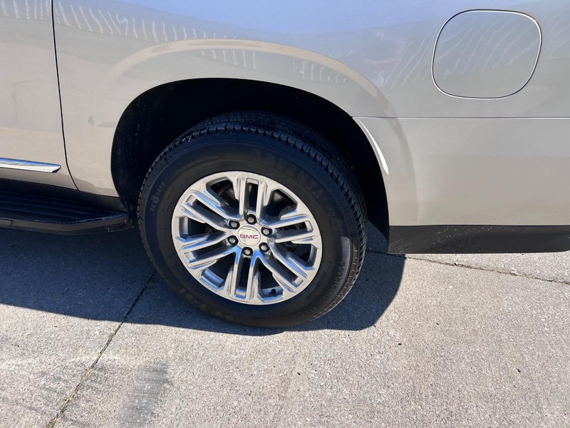 GMC Yukon XL Vehicle Full-screen Gallery Image 7