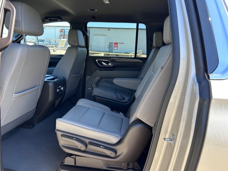 GMC Yukon XL Vehicle Full-screen Gallery Image 9