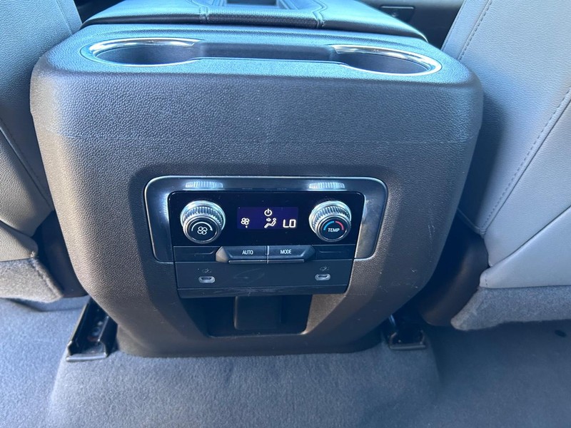 GMC Yukon XL Vehicle Full-screen Gallery Image 10