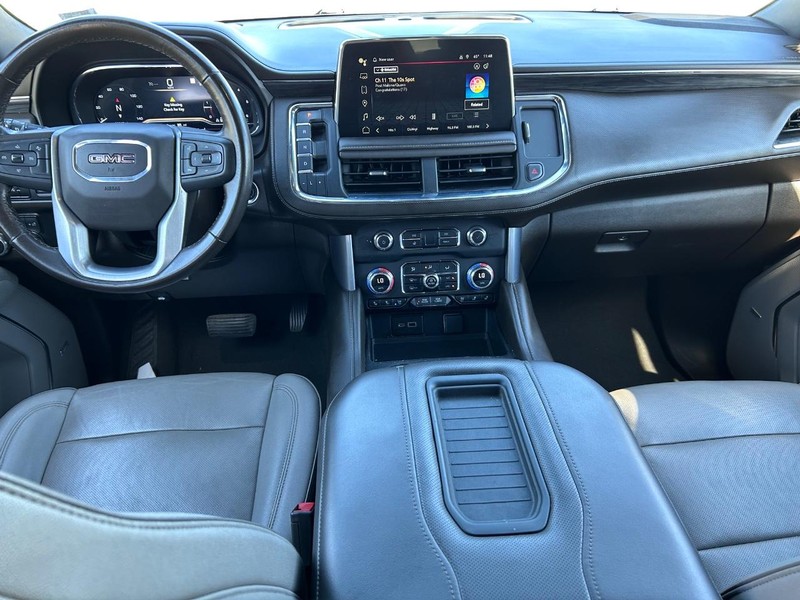 GMC Yukon XL Vehicle Full-screen Gallery Image 11