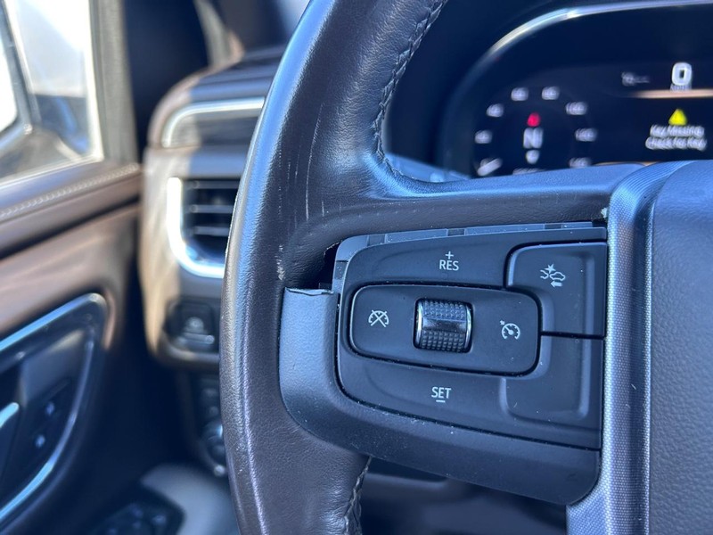 GMC Yukon XL Vehicle Full-screen Gallery Image 13