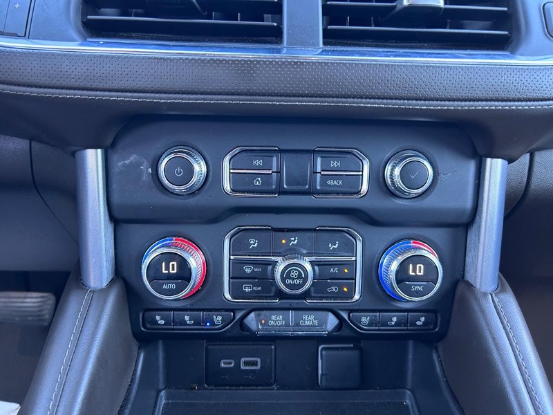 GMC Yukon XL Vehicle Full-screen Gallery Image 16