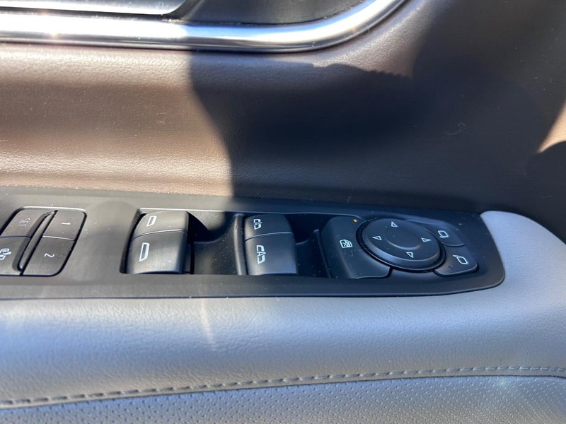 GMC Yukon XL Vehicle Full-screen Gallery Image 19