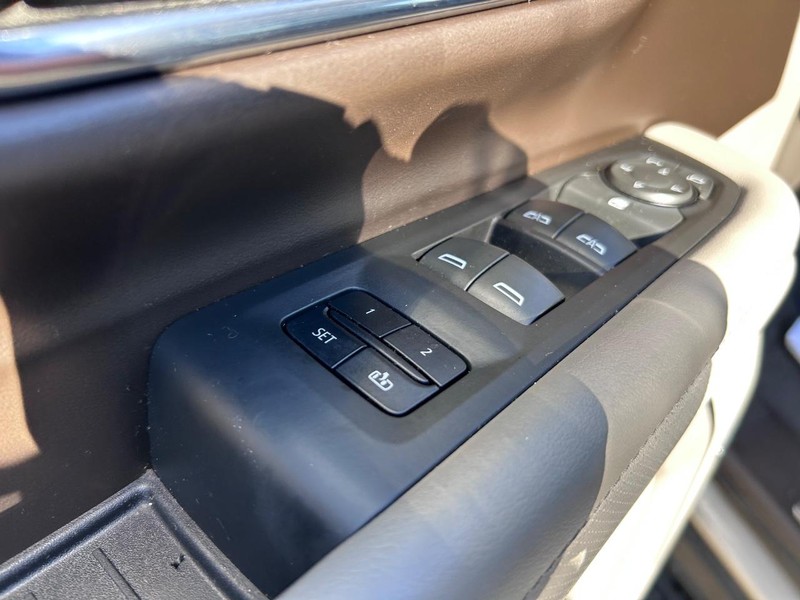 GMC Yukon XL Vehicle Full-screen Gallery Image 20