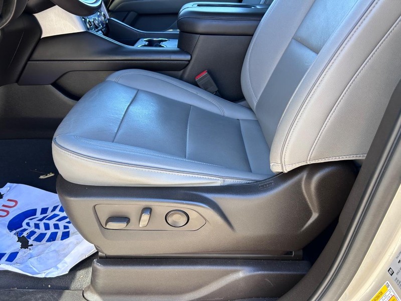 GMC Yukon XL Vehicle Full-screen Gallery Image 21