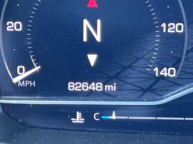 GMC Yukon XL Vehicle Full-screen Gallery Image 22