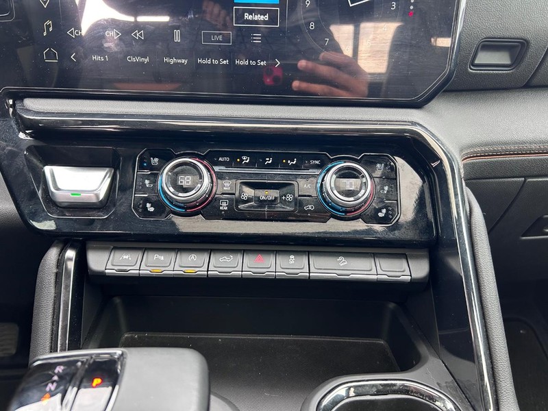 GMC Sierra 1500 Vehicle Full-screen Gallery Image 14