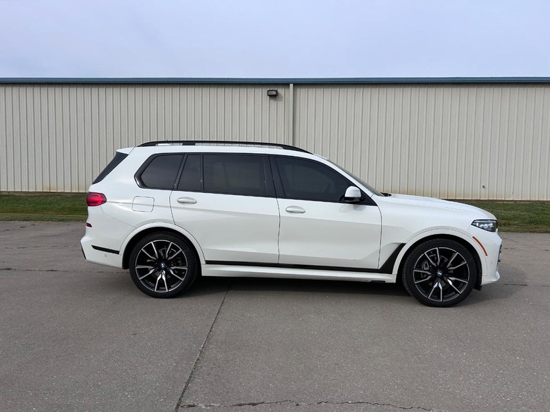 BMW X7 Vehicle Full-screen Gallery Image 2