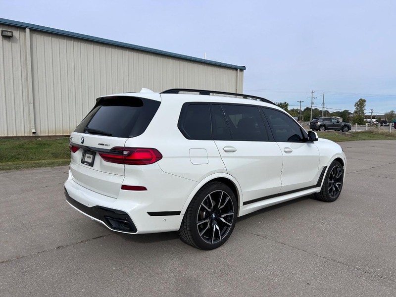 BMW X7 Vehicle Full-screen Gallery Image 3