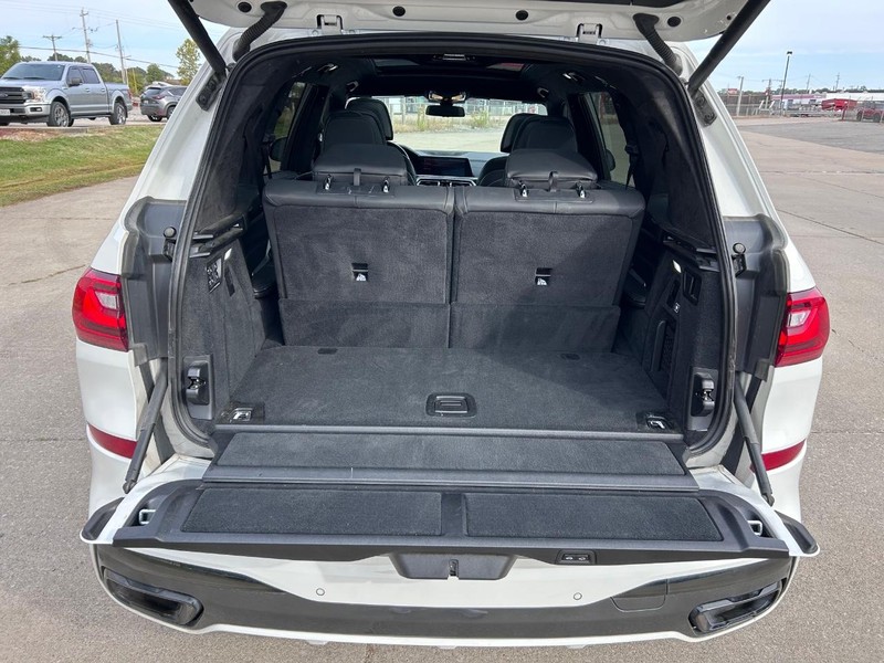 BMW X7 Vehicle Full-screen Gallery Image 5