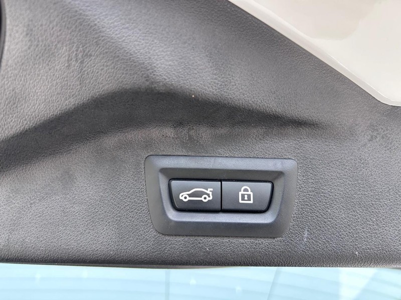 BMW X7 Vehicle Full-screen Gallery Image 6