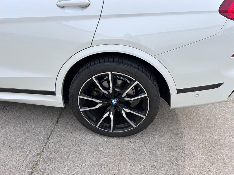 BMW X7 Vehicle Full-screen Gallery Image 7