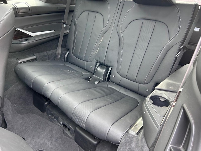 BMW X7 Vehicle Full-screen Gallery Image 8