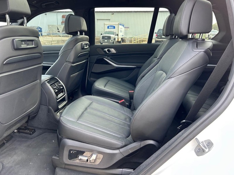 BMW X7 Vehicle Full-screen Gallery Image 9