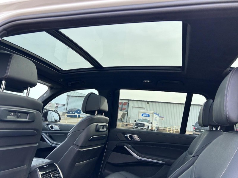 BMW X7 Vehicle Full-screen Gallery Image 10