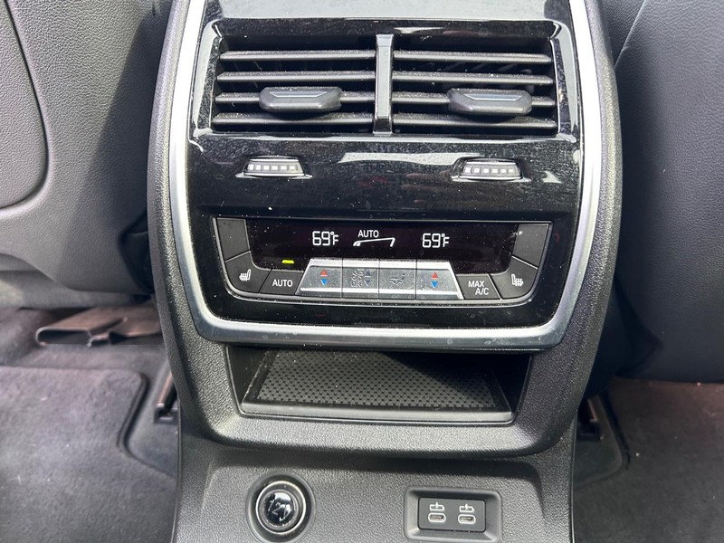 BMW X7 Vehicle Full-screen Gallery Image 11