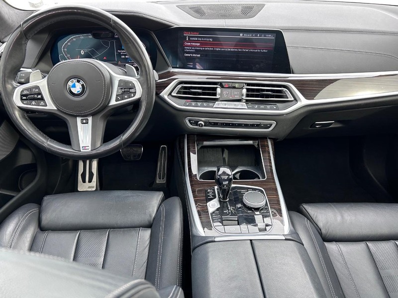 BMW X7 Vehicle Full-screen Gallery Image 12