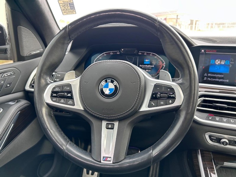 BMW X7 Vehicle Full-screen Gallery Image 13