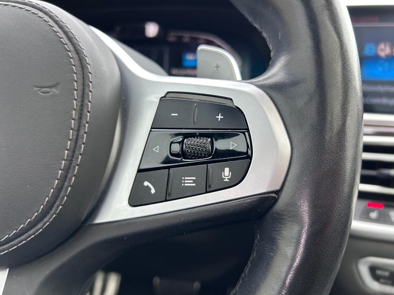 BMW X7 Vehicle Full-screen Gallery Image 16