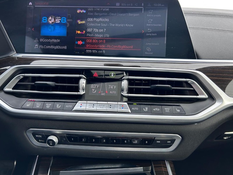BMW X7 Vehicle Full-screen Gallery Image 18