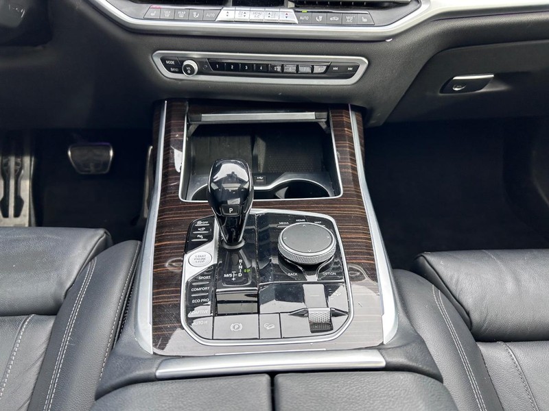 BMW X7 Vehicle Full-screen Gallery Image 19