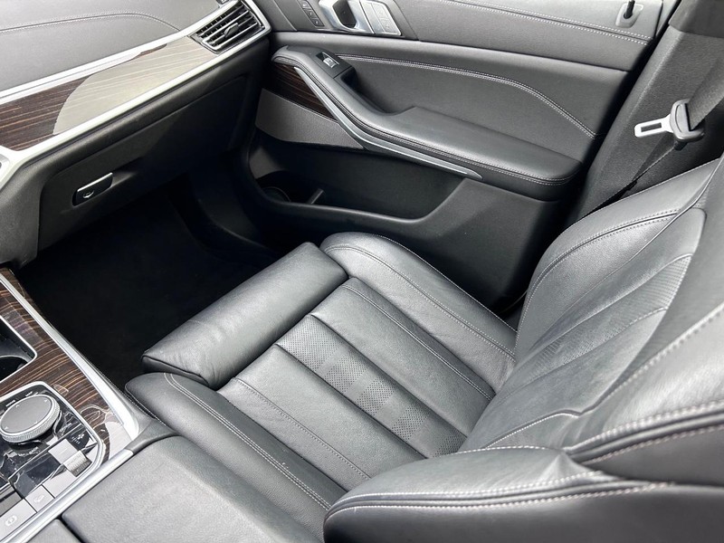 BMW X7 Vehicle Full-screen Gallery Image 20