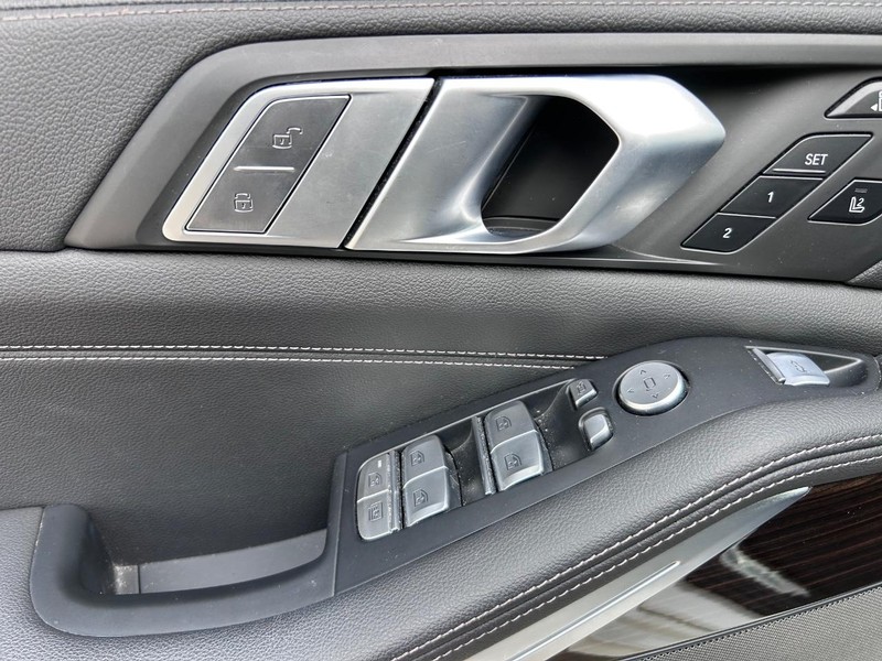 BMW X7 Vehicle Full-screen Gallery Image 21