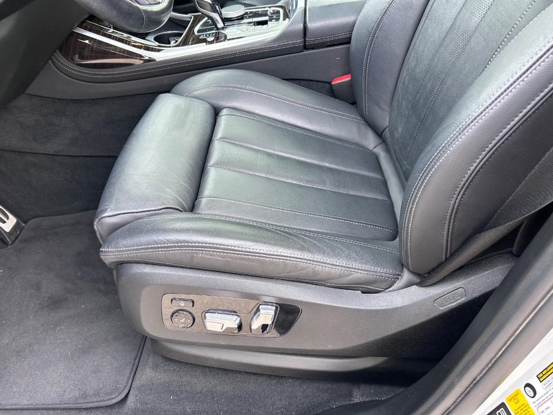 BMW X7 Vehicle Full-screen Gallery Image 23