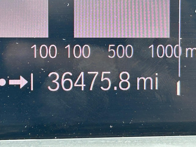 BMW X7 Vehicle Full-screen Gallery Image 24